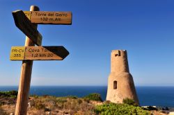 Vecchia torre costiera a Denia: ci troviamo nella famosa Costa Blanca, una delle zone turistiche più famose della Spagna, posta nella Comunità Valenciana - © Mircea BEZERGHEANU / ...