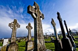 Vecchie croci nel cimitero di Belfast in Irlanda del Nord - © gabo / Shutterstock.com