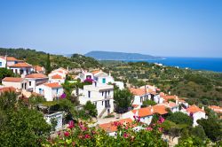 Un Vecchio villaggio all'interno di Alonissos, l'isola delle Sporadi settentrionali che si trova nel Mar Egeo, in Grecia - © Tom Gowanlock / Shutterstock.com
