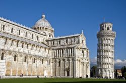 Una suggestiva veduta di Piazza dei Miracoli e della Torre di Pisa, Toscana.
