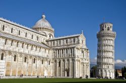 Una suggestiva veduta di Piazza dei Miracoli e della Torre di Pisa, Toscana.
