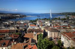 Vista aerea di Ginevra come si gode dalla torre nord della Cattedrale di St.Pierre, verso la sponda del lago omonimo e su entrambi i lati del fiume Rodano, che scorre fuori del lago di Ginevra ...