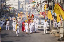 Una sfilata del tradizionale Vegetarian Festival, famosa manifestazione di Nakhon Ratchasima - © Oranzy / Shutterstock.com 