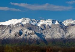 I monti del Velebit in inverno con la neve, Karlobag, Croazia.

