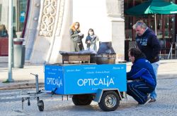 Venditore anbulante di castagne a Lisbona, Portogallo - © MIMOHE / shutterstock.com