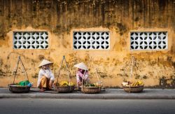 Venditori ambulanti in una strada di Hoi An, nel Vietnam centrale - © Chris Singshinsuk / Shutterstock.com 