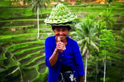 Una simpatica venditrice di cappelli in una risaia di Bali in una Indonesia - © Marat Dupri / Shutterstock.com 