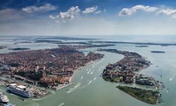 Venezia con l'Isola della Giudecca, le navi ...