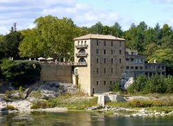 La località di Vers, in Francia, nella regione della Liguadoca-Rossiglione, è famosa per trovarsi nei pressi del Pont du Gard, il celebre acquedotto romano, che attraversa il fiume ...