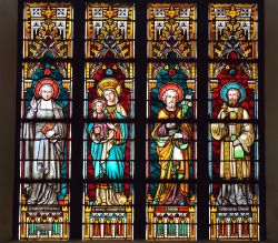 Vetrate istoriate all'interno della Cattedrale di Mons, Belgio. La collegiata conserva un'importante collezione di vetrate antiche di cui 21 risalenti al XVI° secolo.  - © ...