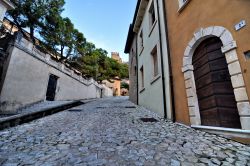 Via del Castello Scaligero a Soave, il famoso borgo di Verona, una delle bandiere Arancioni del Touring Club