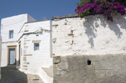 Una via della Chora di Patmos, il centro storico tipico con le case bianche, di questa siola dell'arcipelago del  Dodecanneso, in Grecia - © baldovina / Shutterstock.com