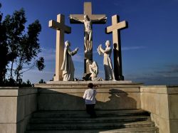 Via Crucis di Fatima: monumento sulla cima della collina apparizioni