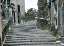 Via Funicolare a Brunate - Il centro della cittadina sopra a Como è fatto di ripide e suggestive stradine, con scorci e belle viste sui paesaggi del Lago di Como - © Swiss79 / it.wikipedia.org/ ...