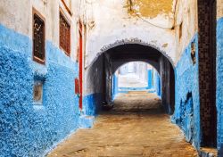 Via tipica di una Kasbah del Marocco. Qui ci troviamo nella medina diTetouan, cittadina non lontana da Tangeri, con il suo centro storico Patrimonio dell'Umanità dell'UNESCO - Boris ...