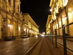 Via Po è una delle strade più importanti e vivaci del centro di Torino. Si estende tra Piazza Castello e piazza Vittorio Veneto ed è costeggiata da palazzi porticati pieni ...