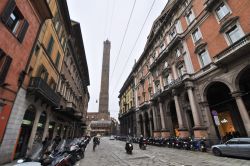 Via Rizzoli a Bologna, in fondo il profilo della Torre Asinelli, la più alta delle torri pendenti, Emilia Romagna. La torre si innalza per 97,20 metri e pende verso ovest per circa 2,32 ...