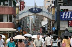 Un'affollata via dello shopping a Nagasaki, ...
