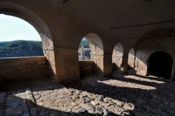 Via spetacoalre all'interno del Castello di Sorano. Notare le armoniche arcate  che offrono splendidi panorami sull'antico borgo