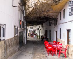 Strade che diventano grotte a Setenil de las ...