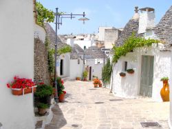 Via caratteristica centro di Alberobello trulli Puglia - © JeniFoto / Shutterstock.com