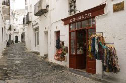 Via del  del centro del borgo di Cadaques, lungo la costa della Catalogna in Spagna - © Jorge Sanchez / Shutterstock.com