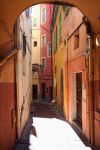 Via del centro storico del borgo di Menton, famoso ...