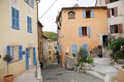 Via del centro storico del borgo provenzale di Villeneuve Loubet, Costa Azzurra (Francia)