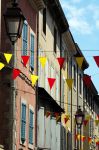 Via del borgo storico di Apt in Provenza, la cittadina famosa per il mercato dell'Ocra si trova nel sud della Francia, ad est di Avignone - © Claudio Giovanni Colombo / Shutterstock.com ...