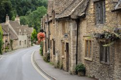 Una via del borgo di Castle Combe, Inghilterra - Con le case dai muri in sasso e i tetti in pietra naturale, così belle da essere considerate monumenti storici e preservate con regolamenti ...