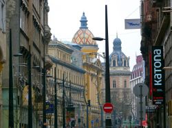 Via del centro di Budapest, Ungheria - Oltre ai suoi monumenti storici, la capitale dell'Ungheria ospita magnifici palazzi e suggestive piazze integrando alla perfezione stili architettonici, ...
