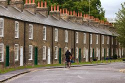 Tipiche case in mattoni a Cambridge, Inghilterra - Affiancate l'una all'altra con le loro facciate in mattoni e i comignoli uguali: siamo in una delle tante vie di Cambridge su cui si ...