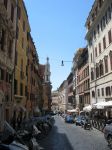 Via Capo le Case, nel centro di Roma, non è tra le più note ma nasconde belle sorprese. Negli anni vissero qui molti artisti, e il vecchio Albergo del Sud ospitò nel 1887 ...