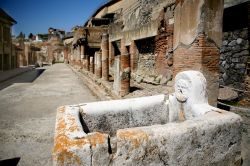 Via dell'antica Herclaneum (Ercolano) il sito archeologico della Campania, alle pendici del Vesuvio ad est di Napoli - © onairda / Shutterstock.com