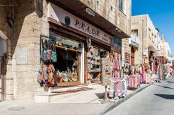 Una via del centro di Madaba, città del centro-sud della Giordania - © Anton_Ivanov / Shutterstock.com 