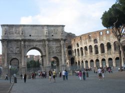 Centro storico di Roma: Via di San Gregorio (antica Via dei Trionfi) offre la prospettiva migliore per fotografare il Colosseo e l'Arco di Costantino. La strada, dove un tempo si svolgevano ...