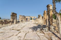 Via e porta Fortinus a Hierapolis. Si tratta di un sito Patrimonio dell'umanità dell'UNESCO come le sorgenti di Pamukkale in Turchia - © OPIS Zagreb / Shutterstock.com