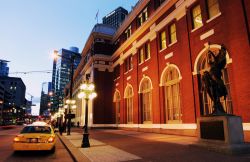 Un'ampia via del centro a Vancouver, British Columbia, Canada. In città potrete facilmente spostarvi in metropolitana e trovare taxi a tutte le ore, raggiungere la zona desiderata ...