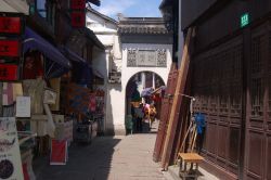 Via in centro a Zhouzhuang in Cina dove si può compiere dello shopping