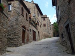 Scorcio panoramico sul borgo medievale di Cortona, Toscana  - Passeggiando per il centro di questa cittadella di 23 mila abitanti si possono scoprire le tante bellezze artistiche e culturali ...