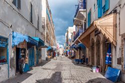 Scorcio della medina di Essaouira, Marocco - Una delle vie che caratterizzano il cuore della città vecchia di Essaouira e su cui si affacciano botteghe e laboratori artigianali © ...