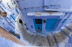 Via arcuata all'interno della medina: ci troviamo nella città blu di Chefchaouen in Marocco - © danm12 / Shutterstock.com