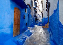 Vicolo Blu a Chefchaouen, la storica medina del Marocco - © silverjohn / Shutterstock.com