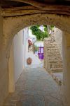 Vicolo con notevoli scorci architettonici a Folegandros, in Grecia - © Georgios Alexandris / Shutterstock.com
