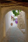 Vicolo con notevoli scorci architettonici a Folegandros, ...