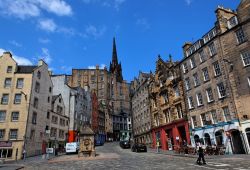 Victoria street, Edimburgo (Scozia): la celebre via si trova nella Grassmarket area - © IliaTorlin / Shutterstock.com