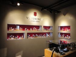 Victorinox offre non solo coltelli ma anche orologi ed abbigliamento.