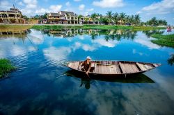 Vietnam: una immagine idilliaca della bella città UNESCO di Hoi An, che si trova lungo la costa orientale della nazione del sud-est asiatico. E' patrimonio UNESCO per le sue case ...