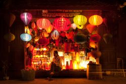 Viaggio tra le tradizioni del Vietnam: ecco le lanterne di seta di Hoi An - © dinosmichail / Shutterstock.com 