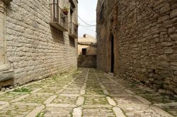 Erice, Trapani, Sicilia: le tipiche viuzze in sasso nel centro del borgo medievale, ricco di storia e a misura di bambola - © VLADJ55 / Shutterstock.com